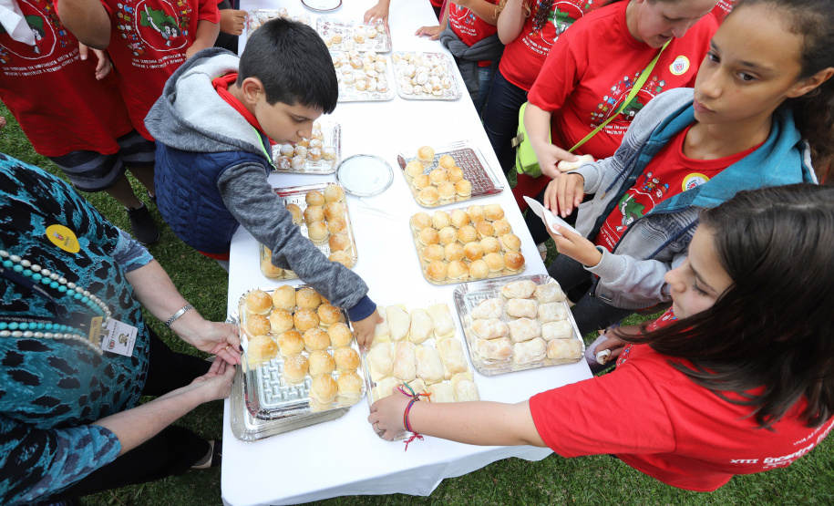 Cerca de 400 crianças do Movimento de Trabalhadores Rurais Sem-Terra (MST) fizeram uma visita, nesta sexta-feira (18), ao Palácio Iguaçu, sede do Executivo estadual. Vindas de diversos acampamentos e assentamentos de todo o Paraná, elas estão em Curitiba para o 13º Encontro Estadual dos Sem Terrinha, que começou na terça-feira (16) e termina nesta sexta. Curitiba, 18-10-19.Foto: Arnaldo Alves / AEN