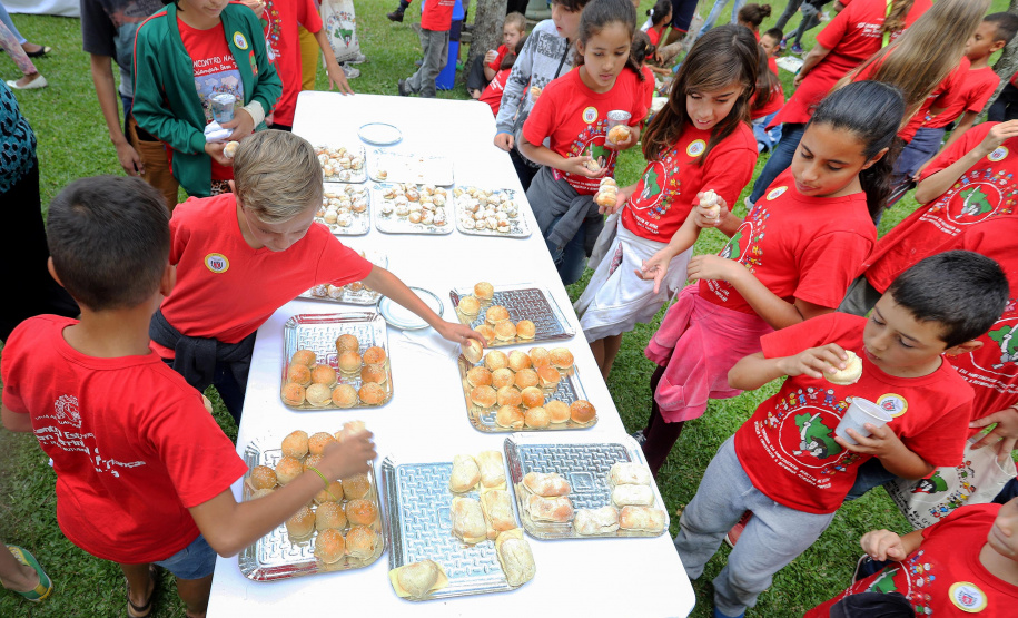 Cerca de 400 crianças do Movimento de Trabalhadores Rurais Sem-Terra (MST) fizeram uma visita, nesta sexta-feira (18), ao Palácio Iguaçu, sede do Executivo estadual. Vindas de diversos acampamentos e assentamentos de todo o Paraná, elas estão em Curitiba para o 13º Encontro Estadual dos Sem Terrinha, que começou na terça-feira (16) e termina nesta sexta. Curitiba, 18-10-19.Foto: Arnaldo Alves / AEN