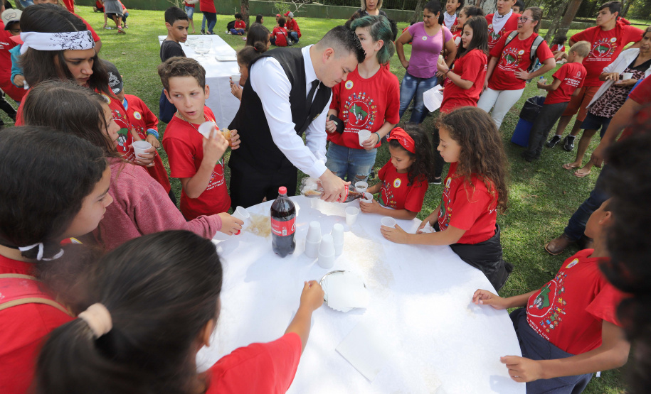 Cerca de 400 crianças do Movimento de Trabalhadores Rurais Sem-Terra (MST) fizeram uma visita, nesta sexta-feira (18), ao Palácio Iguaçu, sede do Executivo estadual. Vindas de diversos acampamentos e assentamentos de todo o Paraná, elas estão em Curitiba para o 13º Encontro Estadual dos Sem Terrinha, que começou na terça-feira (16) e termina nesta sexta. Curitiba, 18-10-19.Foto: Arnaldo Alves / AEN