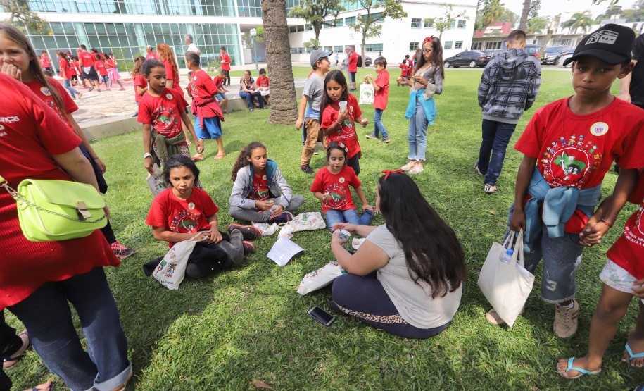 Cerca de 400 crianças do Movimento de Trabalhadores Rurais Sem-Terra (MST) fizeram uma visita, nesta sexta-feira (18), ao Palácio Iguaçu, sede do Executivo estadual. Vindas de diversos acampamentos e assentamentos de todo o Paraná, elas estão em Curitiba para o 13º Encontro Estadual dos Sem Terrinha, que começou na terça-feira (16) e termina nesta sexta. Curitiba, 18-10-19.Foto: Arnaldo Alves / AEN