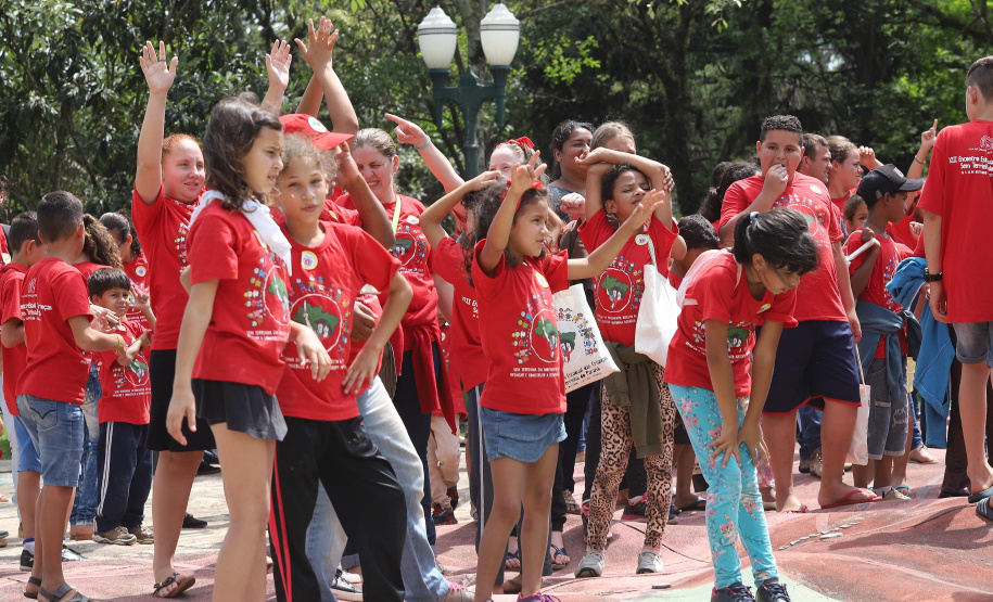 Cerca de 400 crianças do Movimento de Trabalhadores Rurais Sem-Terra (MST) fizeram uma visita, nesta sexta-feira (18), ao Palácio Iguaçu, sede do Executivo estadual. Vindas de diversos acampamentos e assentamentos de todo o Paraná, elas estão em Curitiba para o 13º Encontro Estadual dos Sem Terrinha, que começou na terça-feira (16) e termina nesta sexta. Curitiba, 18-10-19.Foto: Arnaldo Alves / AEN