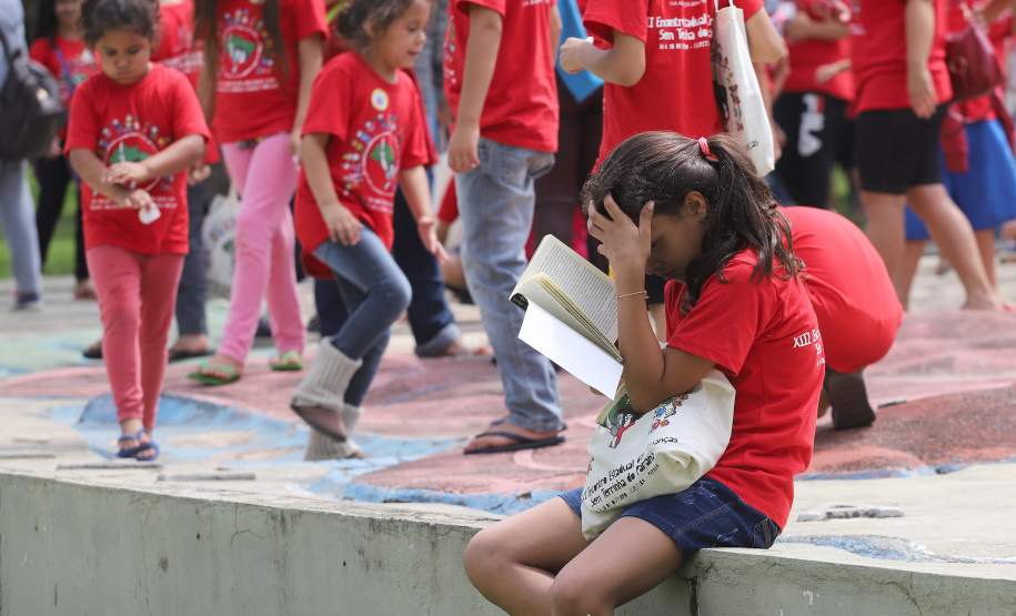 Cerca de 400 crianças do Movimento de Trabalhadores Rurais Sem-Terra (MST) fizeram uma visita, nesta sexta-feira (18), ao Palácio Iguaçu, sede do Executivo estadual. Vindas de diversos acampamentos e assentamentos de todo o Paraná, elas estão em Curitiba para o 13º Encontro Estadual dos Sem Terrinha, que começou na terça-feira (16) e termina nesta sexta. Curitiba, 18-10-19.Foto: Arnaldo Alves / AEN
