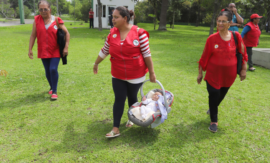 Cerca de 400 crianças do Movimento de Trabalhadores Rurais Sem-Terra (MST) fizeram uma visita, nesta sexta-feira (18), ao Palácio Iguaçu, sede do Executivo estadual. Vindas de diversos acampamentos e assentamentos de todo o Paraná, elas estão em Curitiba para o 13º Encontro Estadual dos Sem Terrinha, que começou na terça-feira (16) e termina nesta sexta. Curitiba, 18-10-19.Foto: Arnaldo Alves / AEN