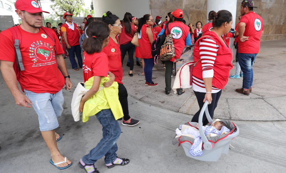 Cerca de 400 crianças do Movimento de Trabalhadores Rurais Sem-Terra (MST) fizeram uma visita, nesta sexta-feira (18), ao Palácio Iguaçu, sede do Executivo estadual. Vindas de diversos acampamentos e assentamentos de todo o Paraná, elas estão em Curitiba para o 13º Encontro Estadual dos Sem Terrinha, que começou na terça-feira (16) e termina nesta sexta. Curitiba, 18-10-19.Foto: Arnaldo Alves / AEN