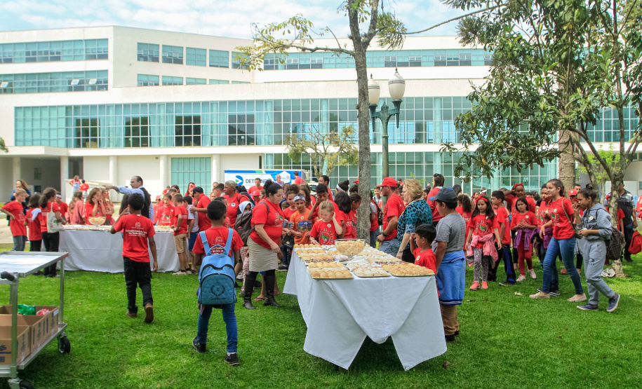 Cerca de 400 crianças do Movimento de Trabalhadores Rurais Sem-Terra (MST) fizeram uma visita, nesta sexta-feira (18), ao Palácio Iguaçu, sede do Executivo estadual. Vindas de diversos acampamentos e assentamentos de todo o Paraná, elas estão em Curitiba para o 13º Encontro Estadual dos Sem Terrinha, que começou na terça-feira (16) e termina nesta sexta.Foto: Valdelino Pontes 18/10/2019
