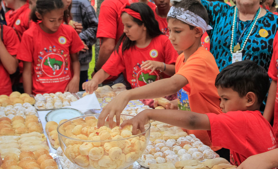 Cerca de 400 crianças do Movimento de Trabalhadores Rurais Sem-Terra (MST) fizeram uma visita, nesta sexta-feira (18), ao Palácio Iguaçu, sede do Executivo estadual. Vindas de diversos acampamentos e assentamentos de todo o Paraná, elas estão em Curitiba para o 13º Encontro Estadual dos Sem Terrinha, que começou na terça-feira (16) e termina nesta sexta.Foto: Valdelino Pontes 18/10/2019
