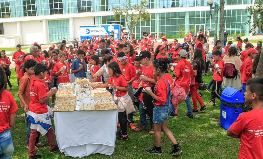 Cerca de 400 crianças do Movimento de Trabalhadores Rurais Sem-Terra (MST) fizeram uma visita, nesta sexta-feira (18), ao Palácio Iguaçu, sede do Executivo estadual. Vindas de diversos acampamentos e assentamentos de todo o Paraná, elas estão em Curitiba para o 13º Encontro Estadual dos Sem Terrinha, que começou na terça-feira (16) e termina nesta sexta.Foto: Valdelino Pontes 18/10/2019