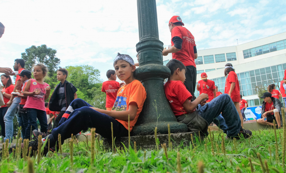 Cerca de 400 crianças do Movimento de Trabalhadores Rurais Sem-Terra (MST) fizeram uma visita, nesta sexta-feira (18), ao Palácio Iguaçu, sede do Executivo estadual. Vindas de diversos acampamentos e assentamentos de todo o Paraná, elas estão em Curitiba para o 13º Encontro Estadual dos Sem Terrinha, que começou na terça-feira (16) e termina nesta sexta.Foto: Valdelino Pontes 18/10/2019