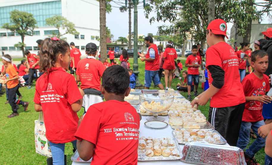 Cerca de 400 crianças do Movimento de Trabalhadores Rurais Sem-Terra (MST) fizeram uma visita, nesta sexta-feira (18), ao Palácio Iguaçu, sede do Executivo estadual. Vindas de diversos acampamentos e assentamentos de todo o Paraná, elas estão em Curitiba para o 13º Encontro Estadual dos Sem Terrinha, que começou na terça-feira (16) e termina nesta sexta.Foto: Valdelino Pontes 18/10/2019