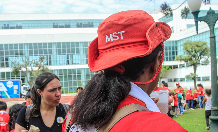 Cerca de 400 crianças do Movimento de Trabalhadores Rurais Sem-Terra (MST) fizeram uma visita, nesta sexta-feira (18), ao Palácio Iguaçu, sede do Executivo estadual. Vindas de diversos acampamentos e assentamentos de todo o Paraná, elas estão em Curitiba para o 13º Encontro Estadual dos Sem Terrinha, que começou na terça-feira (16) e termina nesta sexta.Foto: Valdelino Pontes 18/10/2019