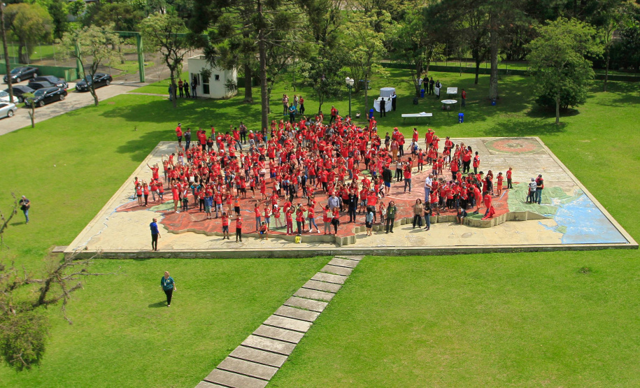 Cerca de 400 crianças do Movimento de Trabalhadores Rurais Sem-Terra (MST) fizeram uma visita, nesta sexta-feira (18), ao Palácio Iguaçu, sede do Executivo estadual. Vindas de diversos acampamentos e assentamentos de todo o Paraná, elas estão em Curitiba para o 13º Encontro Estadual dos Sem Terrinha, que começou na terça-feira (16) e termina nesta sexta.Foto: Valdelino Pontes 18/10/2019