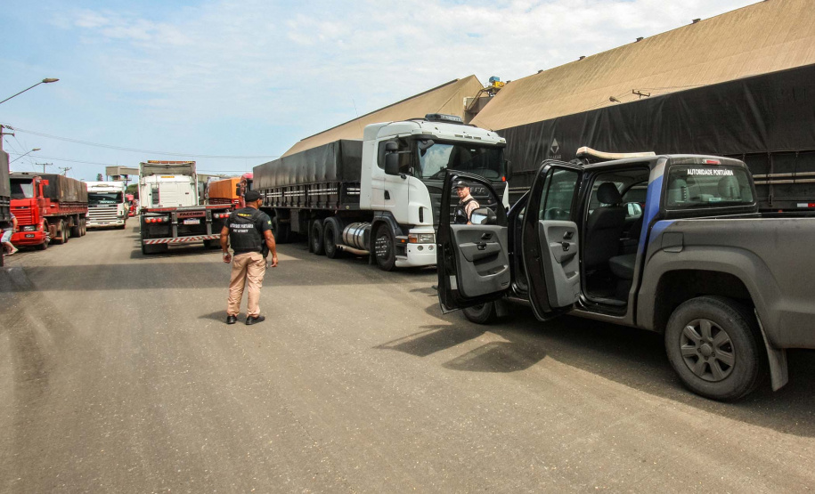A Portos do Paraná deflagrou, nesta sexta-feira (18), uma operação para orientar, prevenir e solucionar o problema da obstrução nas vias de acesso ao Porto de Paranaguá e aos terminais de armazenagem e movimentação de grãos e contêineres. Batizada de Operação Cateter, a medida é educativa e voltada aos caminhoneiros, mas pode levar ao bloqueio do cadastro do veículo e restringir o carregamento e descarga dos produtos.  Foto: Claudio Neves/Portos do Paraná