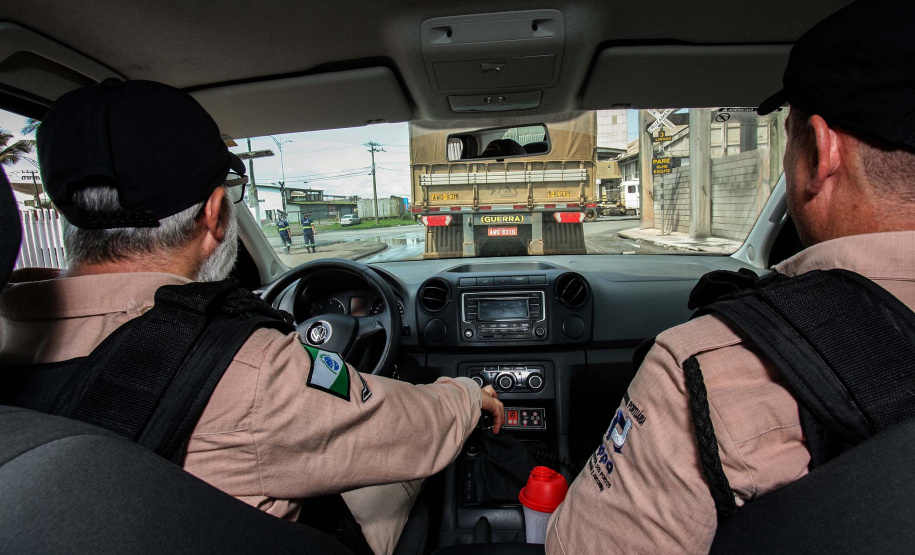 A Portos do Paraná deflagrou, nesta sexta-feira (18), uma operação para orientar, prevenir e solucionar o problema da obstrução nas vias de acesso ao Porto de Paranaguá e aos terminais de armazenagem e movimentação de grãos e contêineres. Batizada de Operação Cateter, a medida é educativa e voltada aos caminhoneiros, mas pode levar ao bloqueio do cadastro do veículo e restringir o carregamento e descarga dos produtos.  Foto: Claudio Neves/Portos do Paraná