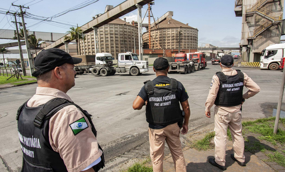 A Portos do Paraná deflagrou, nesta sexta-feira (18), uma operação para orientar, prevenir e solucionar o problema da obstrução nas vias de acesso ao Porto de Paranaguá e aos terminais de armazenagem e movimentação de grãos e contêineres. Batizada de Operação Cateter, a medida é educativa e voltada aos caminhoneiros, mas pode levar ao bloqueio do cadastro do veículo e restringir o carregamento e descarga dos produtos.  Foto: Claudio Neves/Portos do Paraná
