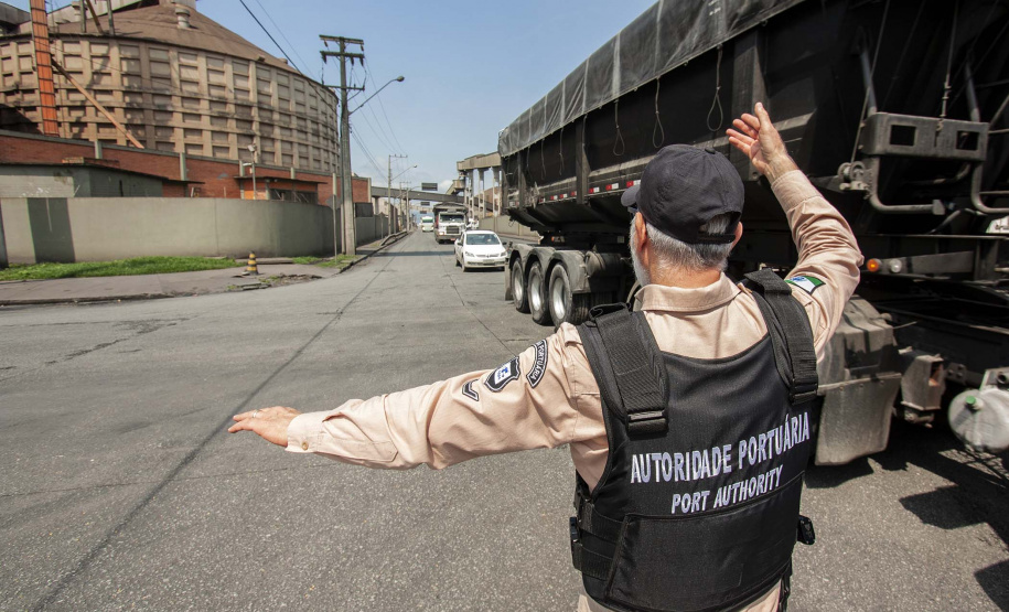 A Portos do Paraná deflagrou, nesta sexta-feira (18), uma operação para orientar, prevenir e solucionar o problema da obstrução nas vias de acesso ao Porto de Paranaguá e aos terminais de armazenagem e movimentação de grãos e contêineres. Batizada de Operação Cateter, a medida é educativa e voltada aos caminhoneiros, mas pode levar ao bloqueio do cadastro do veículo e restringir o carregamento e descarga dos produtos.  Foto: Claudio Neves/Portos do Paraná