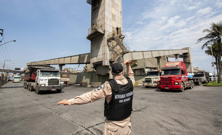 A Portos do Paraná deflagrou, nesta sexta-feira (18), uma operação para orientar, prevenir e solucionar o problema da obstrução nas vias de acesso ao Porto de Paranaguá e aos terminais de armazenagem e movimentação de grãos e contêineres. Batizada de Operação Cateter, a medida é educativa e voltada aos caminhoneiros, mas pode levar ao bloqueio do cadastro do veículo e restringir o carregamento e descarga dos produtos.  Foto: Claudio Neves/Portos do Paraná