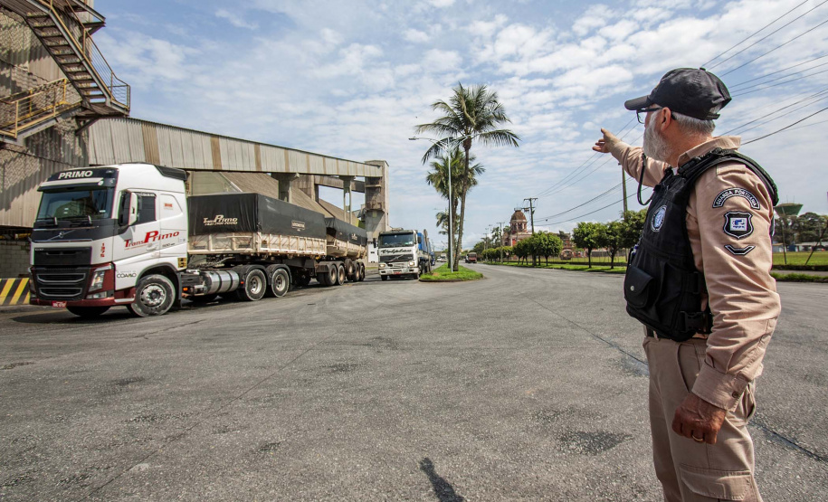 A Portos do Paraná deflagrou, nesta sexta-feira (18), uma operação para orientar, prevenir e solucionar o problema da obstrução nas vias de acesso ao Porto de Paranaguá e aos terminais de armazenagem e movimentação de grãos e contêineres. Batizada de Operação Cateter, a medida é educativa e voltada aos caminhoneiros, mas pode levar ao bloqueio do cadastro do veículo e restringir o carregamento e descarga dos produtos.  Foto: Claudio Neves/Portos do Paraná