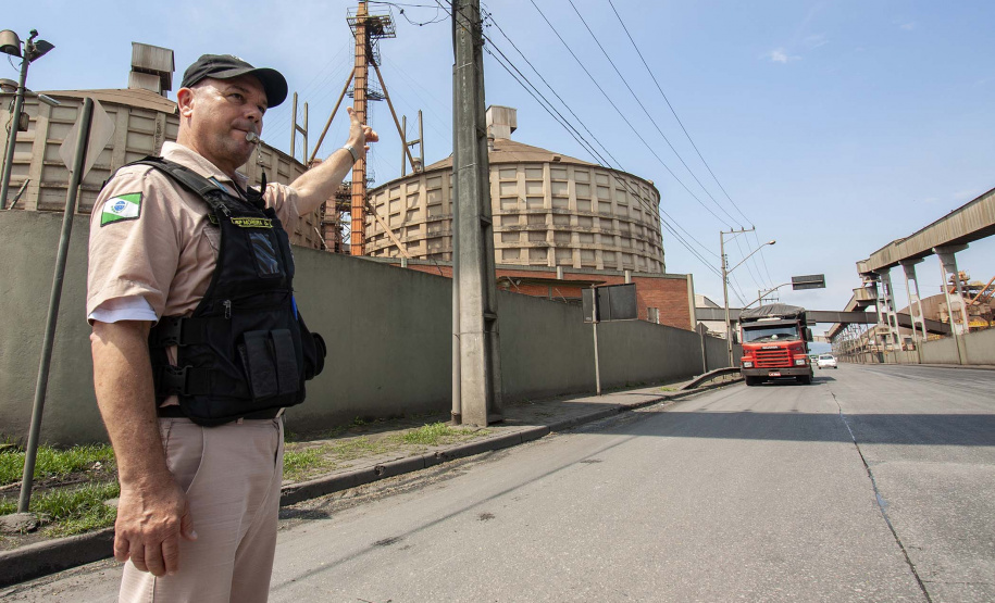 A Portos do Paraná deflagrou, nesta sexta-feira (18), uma operação para orientar, prevenir e solucionar o problema da obstrução nas vias de acesso ao Porto de Paranaguá e aos terminais de armazenagem e movimentação de grãos e contêineres. Batizada de Operação Cateter, a medida é educativa e voltada aos caminhoneiros, mas pode levar ao bloqueio do cadastro do veículo e restringir o carregamento e descarga dos produtos.  Foto: Claudio Neves/Portos do Paraná