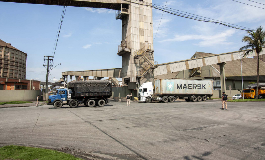 A Portos do Paraná deflagrou, nesta sexta-feira (18), uma operação para orientar, prevenir e solucionar o problema da obstrução nas vias de acesso ao Porto de Paranaguá e aos terminais de armazenagem e movimentação de grãos e contêineres. Batizada de Operação Cateter, a medida é educativa e voltada aos caminhoneiros, mas pode levar ao bloqueio do cadastro do veículo e restringir o carregamento e descarga dos produtos.  Foto: Claudio Neves/Portos do Paraná