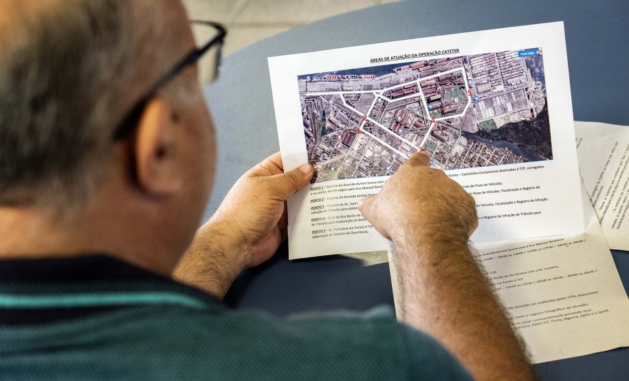 A Portos do Paraná deflagrou, nesta sexta-feira (18), uma operação para orientar, prevenir e solucionar o problema da obstrução nas vias de acesso ao Porto de Paranaguá e aos terminais de armazenagem e movimentação de grãos e contêineres. Batizada de Operação Cateter, a medida é educativa e voltada aos caminhoneiros, mas pode levar ao bloqueio do cadastro do veículo e restringir o carregamento e descarga dos produtos.  Foto: Claudio Neves/Portos do Paraná