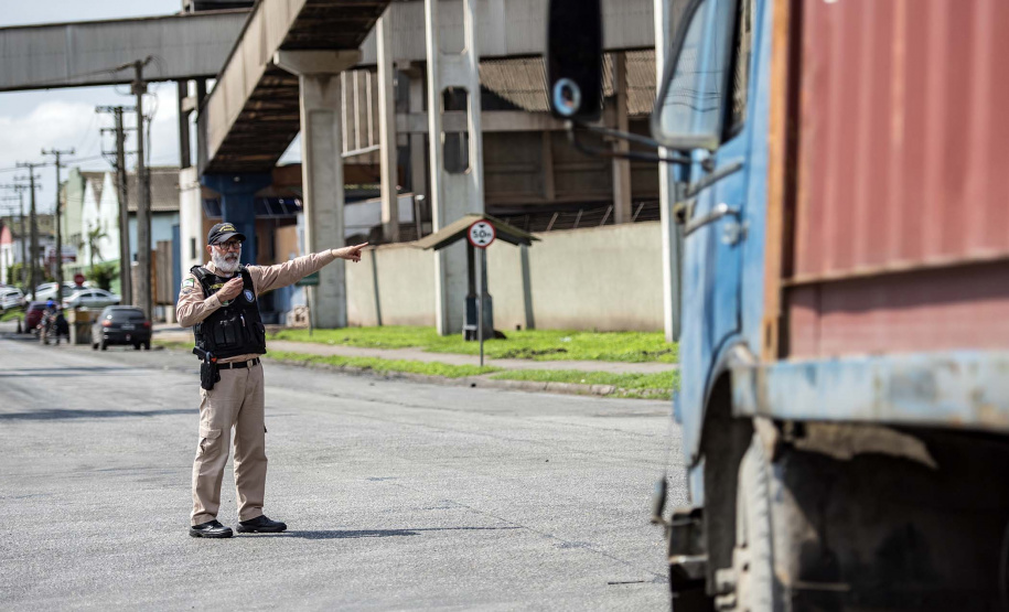 A Portos do Paraná deflagrou, nesta sexta-feira (18), uma operação para orientar, prevenir e solucionar o problema da obstrução nas vias de acesso ao Porto de Paranaguá e aos terminais de armazenagem e movimentação de grãos e contêineres. Batizada de Operação Cateter, a medida é educativa e voltada aos caminhoneiros, mas pode levar ao bloqueio do cadastro do veículo e restringir o carregamento e descarga dos produtos.  Foto: Claudio Neves/Portos do Paraná