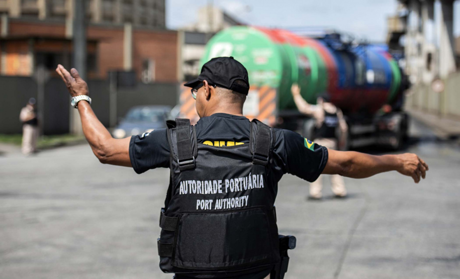 A Portos do Paraná deflagrou, nesta sexta-feira (18), uma operação para orientar, prevenir e solucionar o problema da obstrução nas vias de acesso ao Porto de Paranaguá e aos terminais de armazenagem e movimentação de grãos e contêineres. Batizada de Operação Cateter, a medida é educativa e voltada aos caminhoneiros, mas pode levar ao bloqueio do cadastro do veículo e restringir o carregamento e descarga dos produtos.  Foto: Claudio Neves/Portos do Paraná