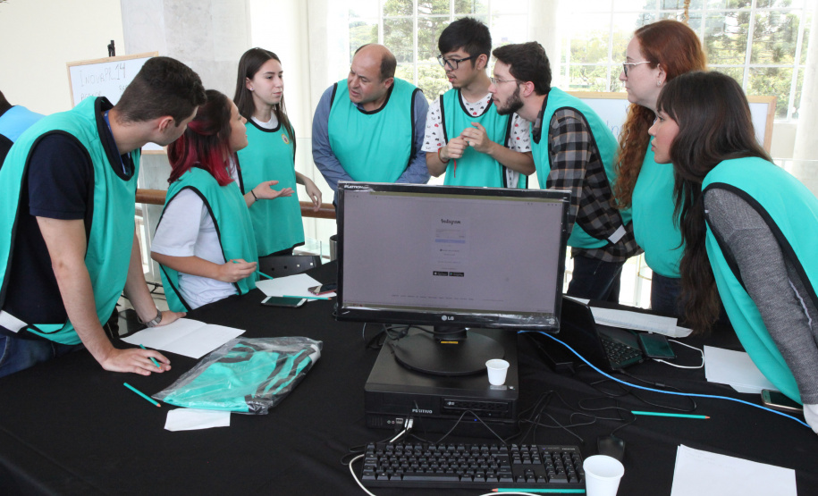 Um grupo de 30 estudantes do ensino médio da rede estadual de Educação participou nesta sexta-feira (18) do Desafio Inova Paraná, maratona de ideação de soluções para a gestão pública realizada no Palácio Iguaçu, em Curitiba. A iniciativa faz parte da Semana Paraná Inovador, evento do Governo do Estado que ocorre até este sábado (19).Foto: Ari Dias/AEN