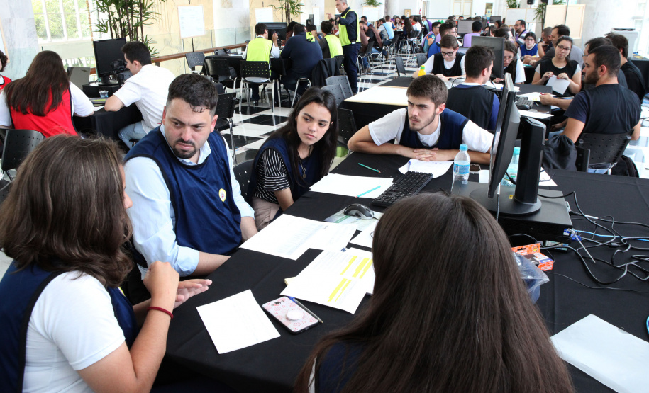 Um grupo de 30 estudantes do ensino médio da rede estadual de Educação participou nesta sexta-feira (18) do Desafio Inova Paraná, maratona de ideação de soluções para a gestão pública realizada no Palácio Iguaçu, em Curitiba. A iniciativa faz parte da Semana Paraná Inovador, evento do Governo do Estado que ocorre até este sábado (19).Foto: Ari Dias/AEN