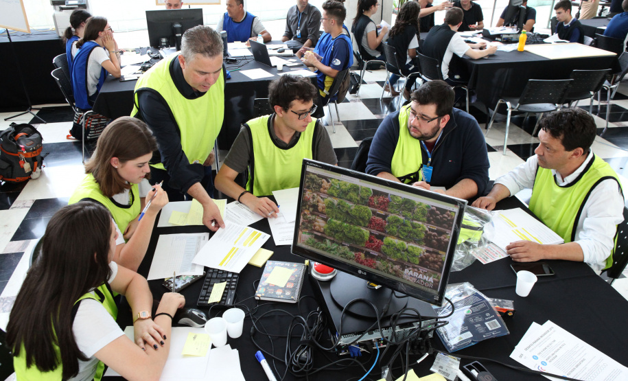 Um grupo de 30 estudantes do ensino médio da rede estadual de Educação participou nesta sexta-feira (18) do Desafio Inova Paraná, maratona de ideação de soluções para a gestão pública realizada no Palácio Iguaçu, em Curitiba. A iniciativa faz parte da Semana Paraná Inovador, evento do Governo do Estado que ocorre até este sábado (19).Foto: Ari Dias/AEN