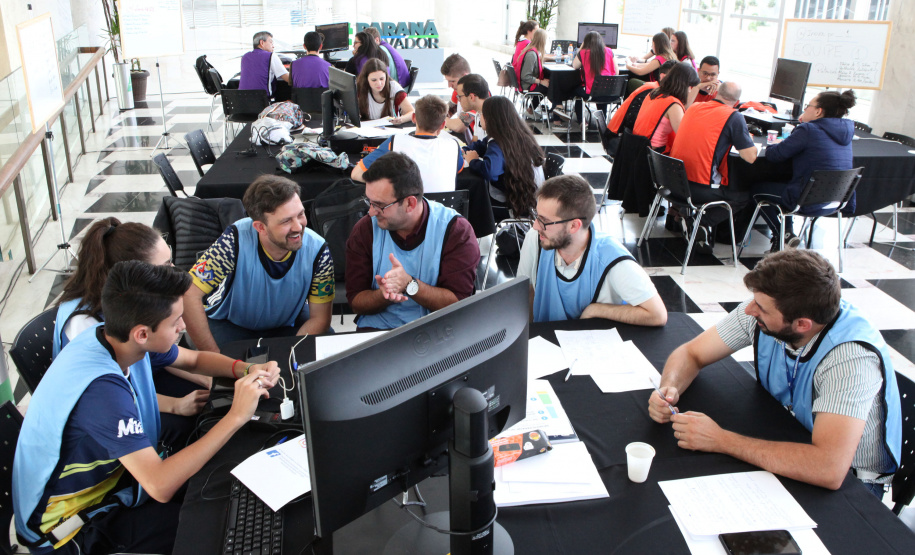 Um grupo de 30 estudantes do ensino médio da rede estadual de Educação participou nesta sexta-feira (18) do Desafio Inova Paraná, maratona de ideação de soluções para a gestão pública realizada no Palácio Iguaçu, em Curitiba. A iniciativa faz parte da Semana Paraná Inovador, evento do Governo do Estado que ocorre até este sábado (19).Foto: Ari Dias/AEN