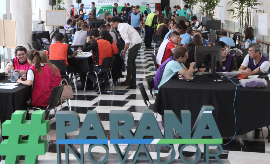 Um grupo de 30 estudantes do ensino médio da rede estadual de Educação participou nesta sexta-feira (18) do Desafio Inova Paraná, maratona de ideação de soluções para a gestão pública realizada no Palácio Iguaçu, em Curitiba. A iniciativa faz parte da Semana Paraná Inovador, evento do Governo do Estado que ocorre até este sábado (19).Foto: Ari Dias/AEN