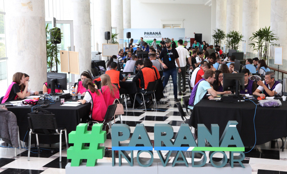 Um grupo de 30 estudantes do ensino médio da rede estadual de Educação participou nesta sexta-feira (18) do Desafio Inova Paraná, maratona de ideação de soluções para a gestão pública realizada no Palácio Iguaçu, em Curitiba. A iniciativa faz parte da Semana Paraná Inovador, evento do Governo do Estado que ocorre até este sábado (19).Foto: Ari Dias/AEN
