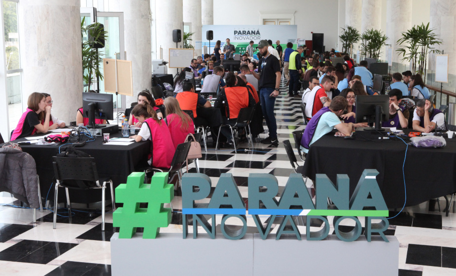 Um grupo de 30 estudantes do ensino médio da rede estadual de Educação participou nesta sexta-feira (18) do Desafio Inova Paraná, maratona de ideação de soluções para a gestão pública realizada no Palácio Iguaçu, em Curitiba. A iniciativa faz parte da Semana Paraná Inovador, evento do Governo do Estado que ocorre até este sábado (19).Foto: Ari Dias/AEN