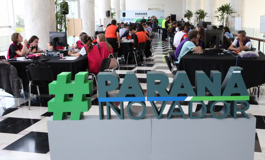 Um grupo de 30 estudantes do ensino médio da rede estadual de Educação participou nesta sexta-feira (18) do Desafio Inova Paraná, maratona de ideação de soluções para a gestão pública realizada no Palácio Iguaçu, em Curitiba. A iniciativa faz parte da Semana Paraná Inovador, evento do Governo do Estado que ocorre até este sábado (19).Foto: Ari Dias/AEN