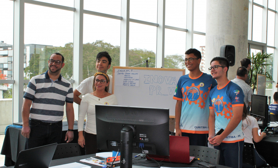 Um grupo de 30 estudantes do ensino médio da rede estadual de Educação participou nesta sexta-feira (18) do Desafio Inova Paraná, maratona de ideação de soluções para a gestão pública realizada no Palácio Iguaçu, em Curitiba. A iniciativa faz parte da Semana Paraná Inovador, evento do Governo do Estado que ocorre até este sábado (19).Foto: Ari Dias/AEN