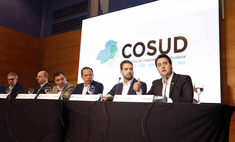 O governador Carlos Massa Ratinho Junior participou neste sábado (19), em Florianópolis (SC), da quinta reunião do Consórcio de Integração Sul e Sudeste (Cosud), que reúne os sete estados das duas regiões. Ratinho Junior destacou a importância de o consórcio discutir temas que colaborem com o País como um todo.