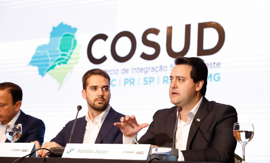 O governador Carlos Massa Ratinho Junior participou neste sábado (19), em Florianópolis (SC), da quinta reunião do Consórcio de Integração Sul e Sudeste (Cosud), que reúne os sete estados das duas regiões. Ratinho Junior destacou a importância de o consórcio discutir temas que colaborem com o País como um todo.
