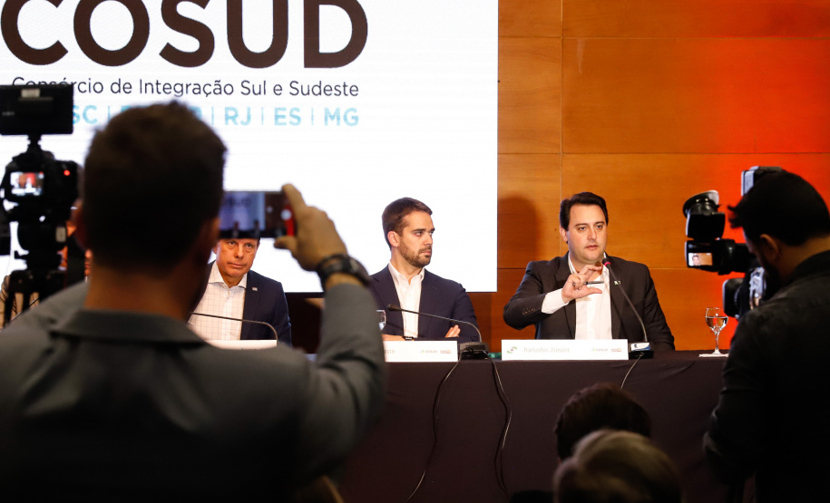 O governador Carlos Massa Ratinho Junior participou neste sábado (19), em Florianópolis (SC), da quinta reunião do Consórcio de Integração Sul e Sudeste (Cosud), que reúne os sete estados das duas regiões. Ratinho Junior destacou a importância de o consórcio discutir temas que colaborem com o País como um todo.