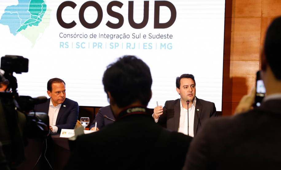 O governador Carlos Massa Ratinho Junior participou neste sábado (19), em Florianópolis (SC), da quinta reunião do Consórcio de Integração Sul e Sudeste (Cosud), que reúne os sete estados das duas regiões. Ratinho Junior destacou a importância de o consórcio discutir temas que colaborem com o País como um todo.