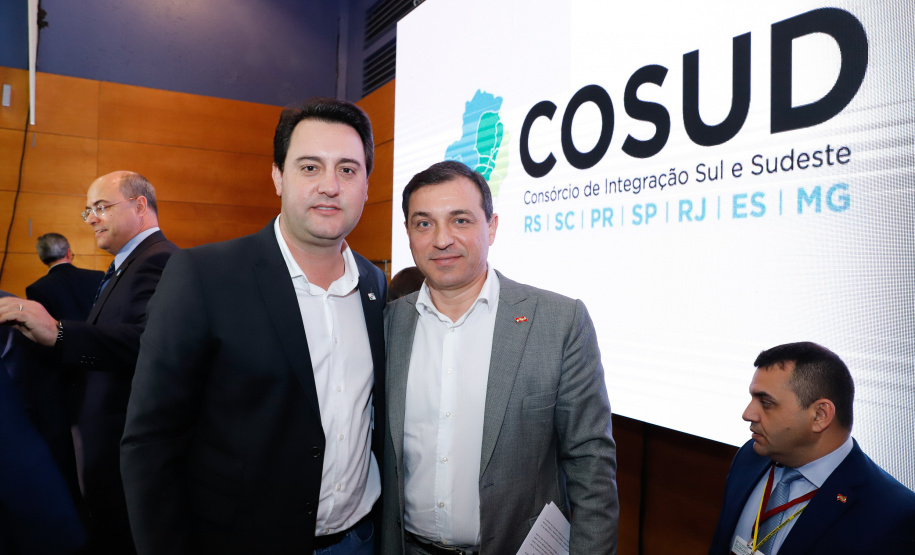 O governador Carlos Massa Ratinho Junior participou neste sábado (19), em Florianópolis (SC), da quinta reunião do Consórcio de Integração Sul e Sudeste (Cosud), que reúne os sete estados das duas regiões. Ratinho Junior destacou a importância de o consórcio discutir temas que colaborem com o País como um todo.