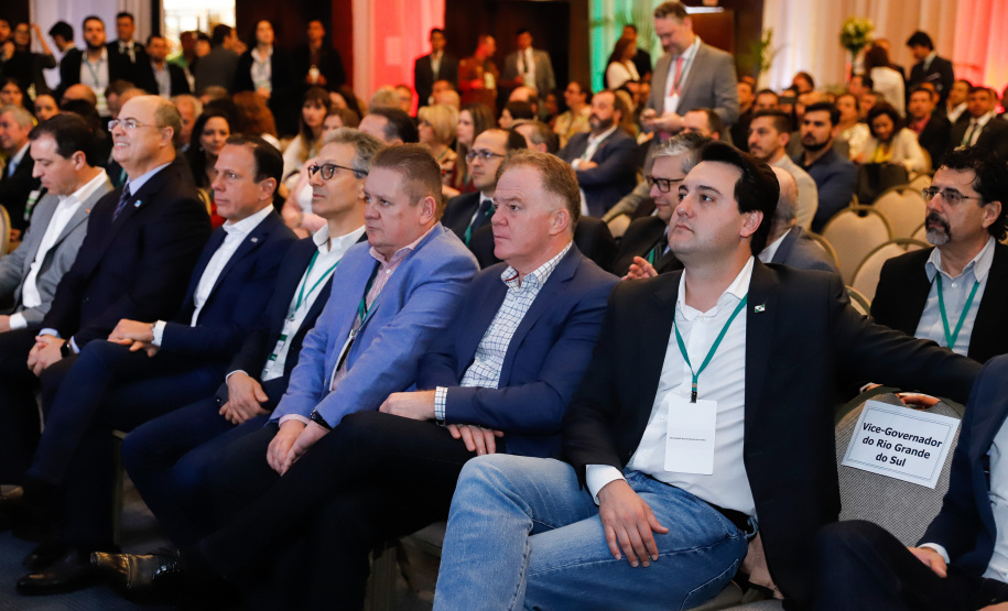 O governador Carlos Massa Ratinho Junior participou neste sábado (19), em Florianópolis (SC), da quinta reunião do Consórcio de Integração Sul e Sudeste (Cosud), que reúne os sete estados das duas regiões. Ratinho Junior destacou a importância de o consórcio discutir temas que colaborem com o País como um todo.