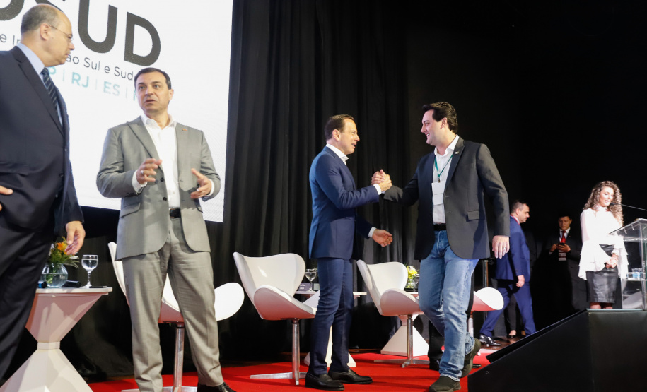 O governador Carlos Massa Ratinho Junior participou neste sábado (19), em Florianópolis (SC), da quinta reunião do Consórcio de Integração Sul e Sudeste (Cosud), que reúne os sete estados das duas regiões. Ratinho Junior destacou a importância de o consórcio discutir temas que colaborem com o País como um todo.