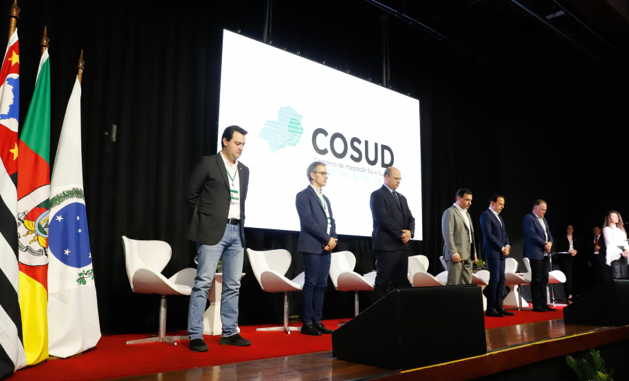 O governador Carlos Massa Ratinho Junior participou neste sábado (19), em Florianópolis (SC), da quinta reunião do Consórcio de Integração Sul e Sudeste (Cosud), que reúne os sete estados das duas regiões. Ratinho Junior destacou a importância de o consórcio discutir temas que colaborem com o País como um todo.