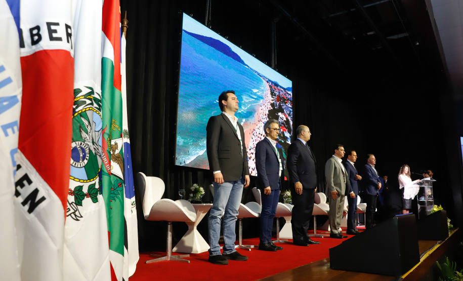 O governador Carlos Massa Ratinho Junior participou neste sábado (19), em Florianópolis (SC), da quinta reunião do Consórcio de Integração Sul e Sudeste (Cosud), que reúne os sete estados das duas regiões. Ratinho Junior destacou a importância de o consórcio discutir temas que colaborem com o País como um todo.