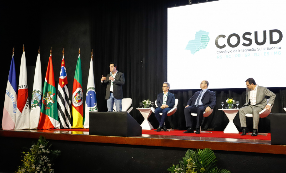 O governador Carlos Massa Ratinho Junior participou neste sábado (19), em Florianópolis (SC), da quinta reunião do Consórcio de Integração Sul e Sudeste (Cosud), que reúne os sete estados das duas regiões. Ratinho Junior destacou a importância de o consórcio discutir temas que colaborem com o País como um todo.
