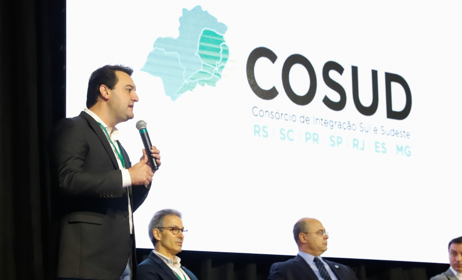 O governador Carlos Massa Ratinho Junior participou neste sábado (19), em Florianópolis (SC), da quinta reunião do Consórcio de Integração Sul e Sudeste (Cosud), que reúne os sete estados das duas regiões. Ratinho Junior destacou a importância de o consórcio discutir temas que colaborem com o País como um todo.