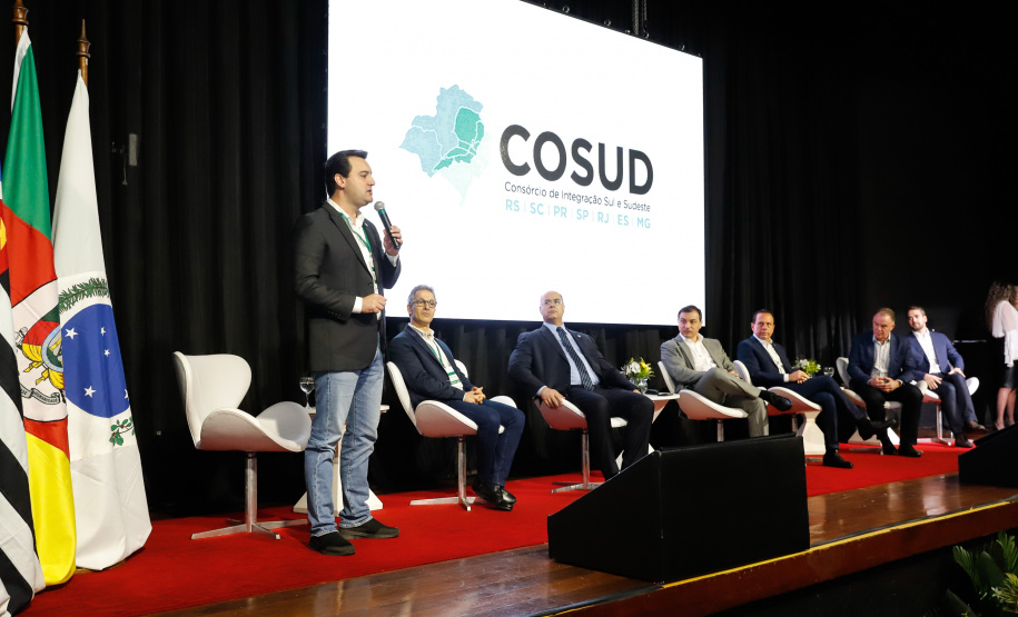 O governador Carlos Massa Ratinho Junior participou neste sábado (19), em Florianópolis (SC), da quinta reunião do Consórcio de Integração Sul e Sudeste (Cosud), que reúne os sete estados das duas regiões. Ratinho Junior destacou a importância de o consórcio discutir temas que colaborem com o País como um todo.