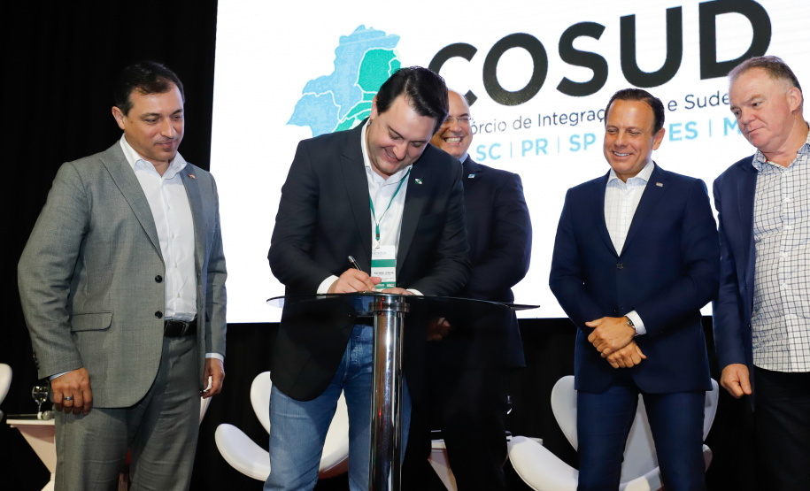 O governador Carlos Massa Ratinho Junior participou neste sábado (19), em Florianópolis (SC), da quinta reunião do Consórcio de Integração Sul e Sudeste (Cosud), que reúne os sete estados das duas regiões. Ratinho Junior destacou a importância de o consórcio discutir temas que colaborem com o País como um todo.