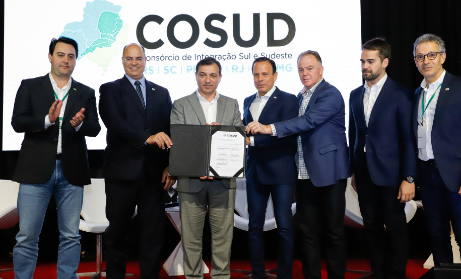 O governador Carlos Massa Ratinho Junior participou neste sábado (19), em Florianópolis (SC), da quinta reunião do Consórcio de Integração Sul e Sudeste (Cosud), que reúne os sete estados das duas regiões. Ratinho Junior destacou a importância de o consórcio discutir temas que colaborem com o País como um todo.