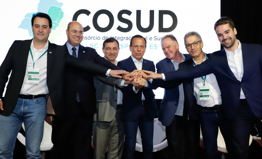 O governador Carlos Massa Ratinho Junior participou neste sábado (19), em Florianópolis (SC), da quinta reunião do Consórcio de Integração Sul e Sudeste (Cosud), que reúne os sete estados das duas regiões. Ratinho Junior destacou a importância de o consórcio discutir temas que colaborem com o País como um todo.